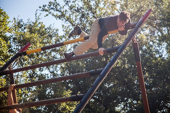 Man doing obstacle course atomic Athlete Vanguard. 